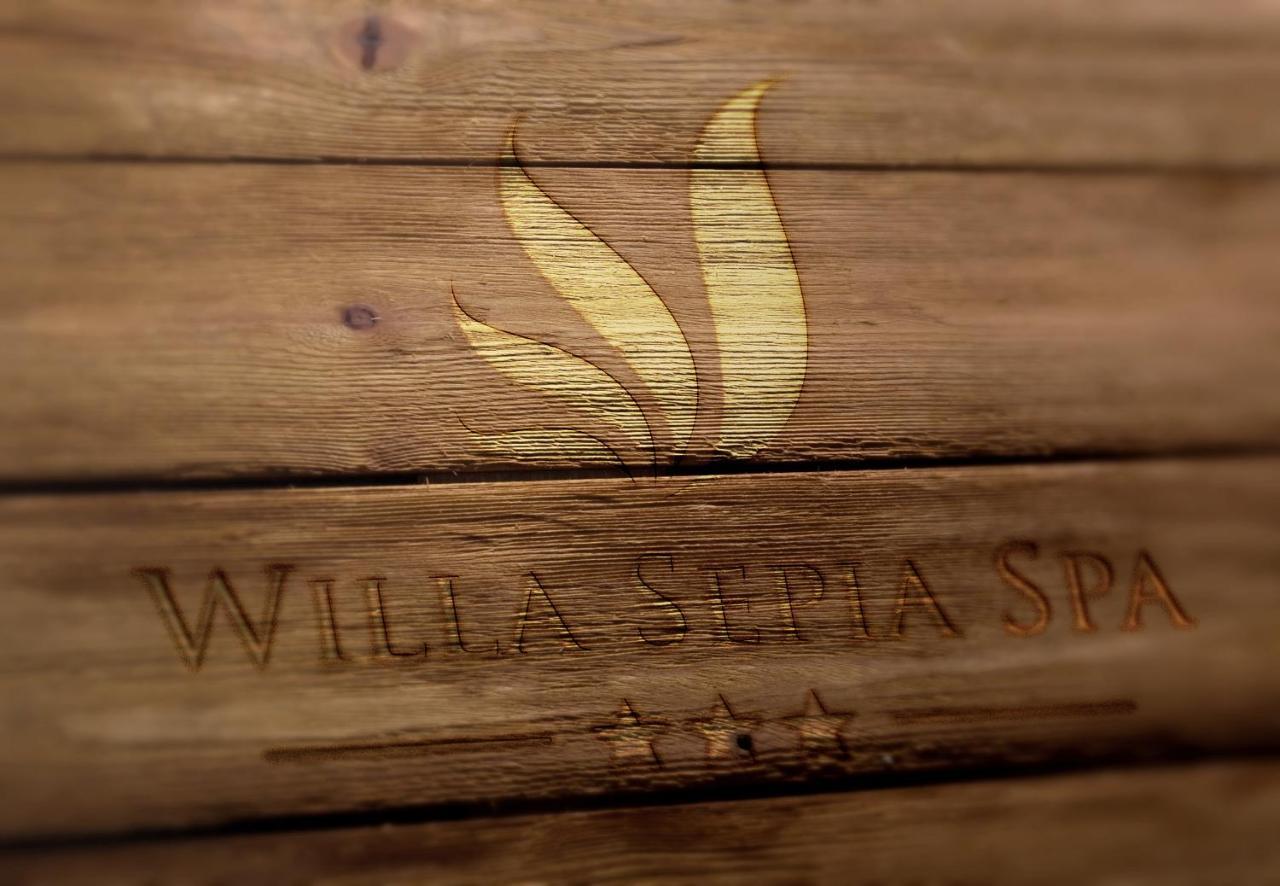 Willa Sepia Spa فيسلا المظهر الخارجي الصورة
